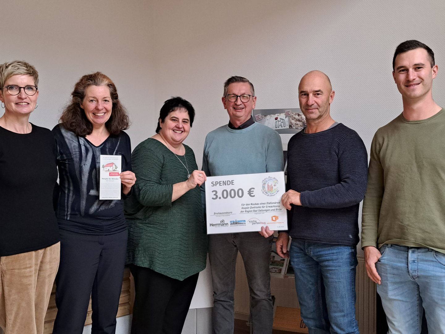  Manuela Rosenstengel, Ina Kastorf und Johanna Weymar vom Hospiz, Eberhard Winheim von Leopold Feuerstein Holztechnik GmbH sowie Uli und Leon Herrmann